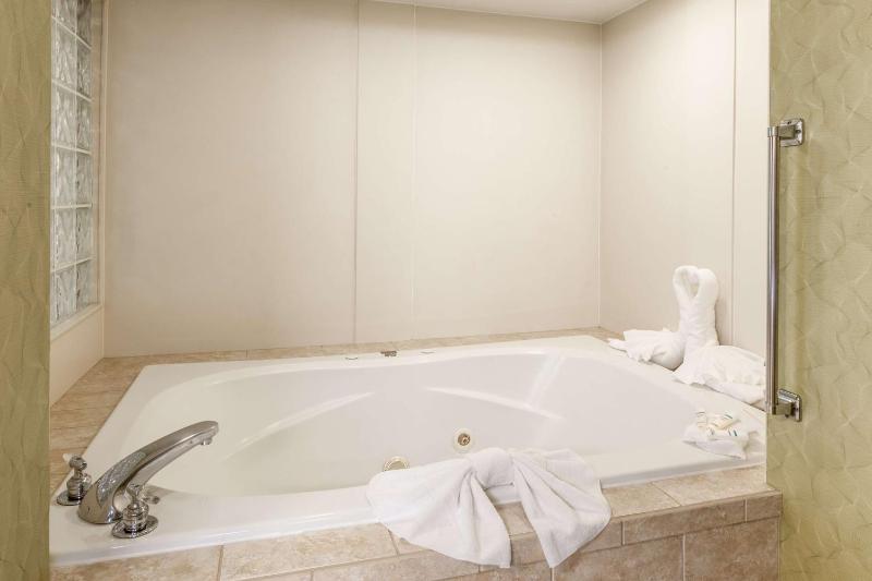 Executive King Suite - Non-Smoking image 3