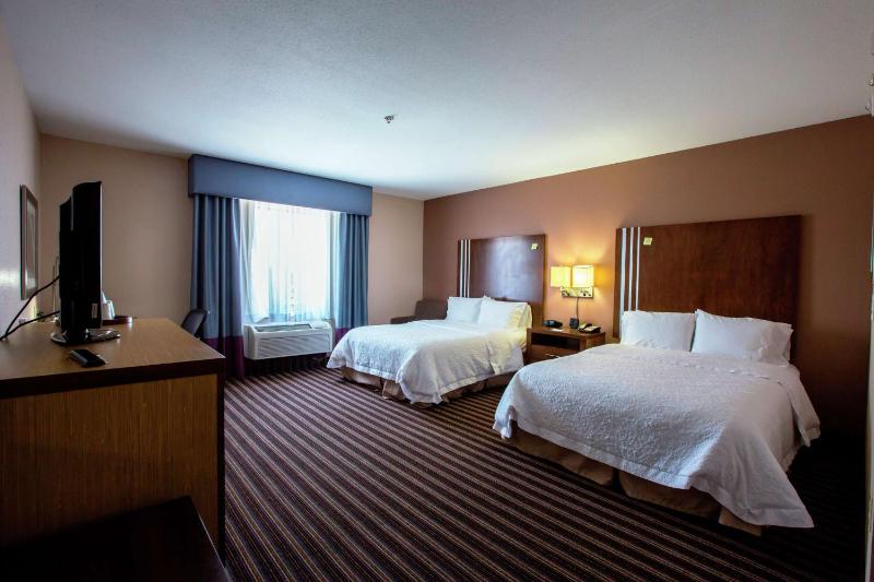 Suite with Two Queen Beds and Bath Tub - Mobility and Hearing Access/Non-Smoking image 2