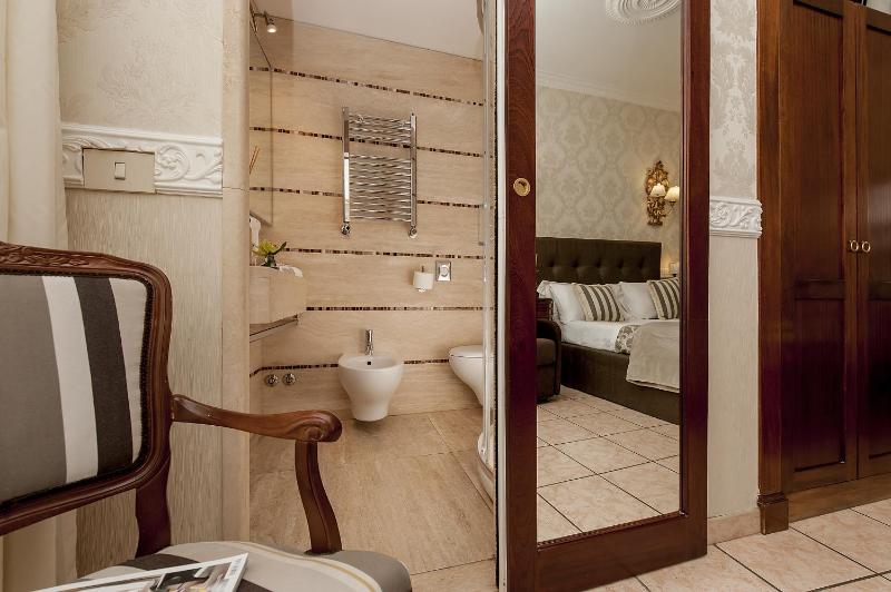 Standard Double or Twin Room image 4