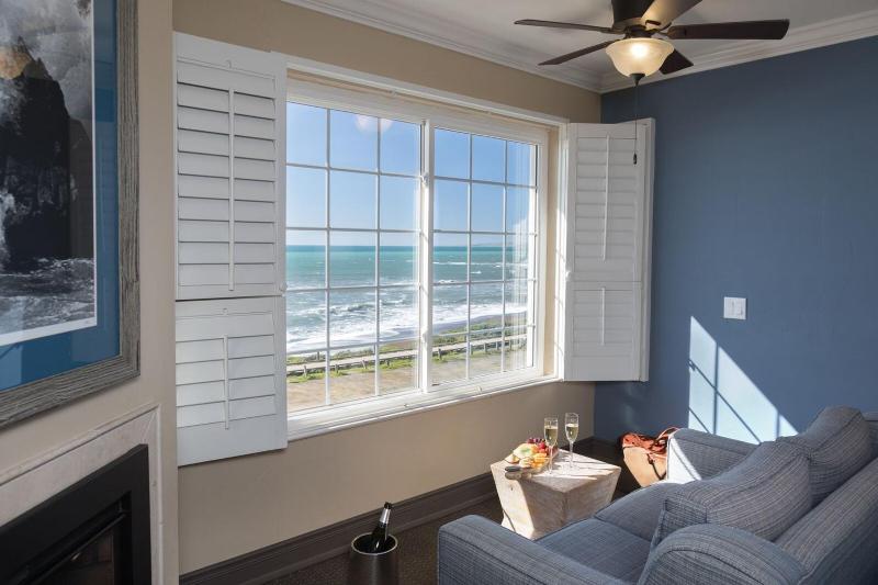 King Room with Ocean View image 3