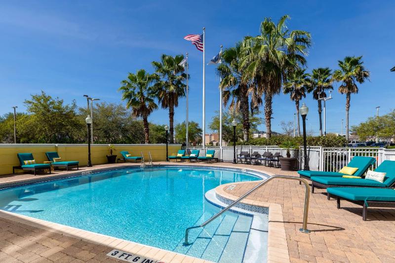 Hampton Inn & Suites by Hilton Jacksonville Deerwood Park - image 2