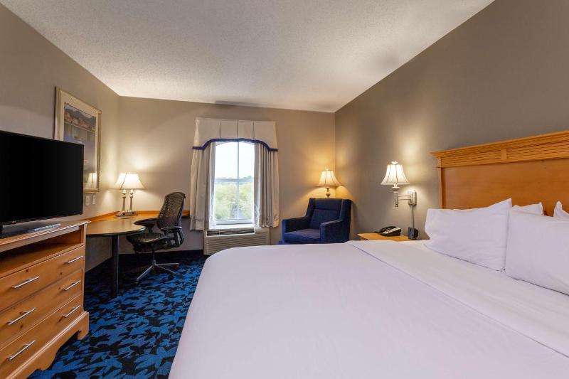 King Room with King Bed - Non-Smoking image 3
