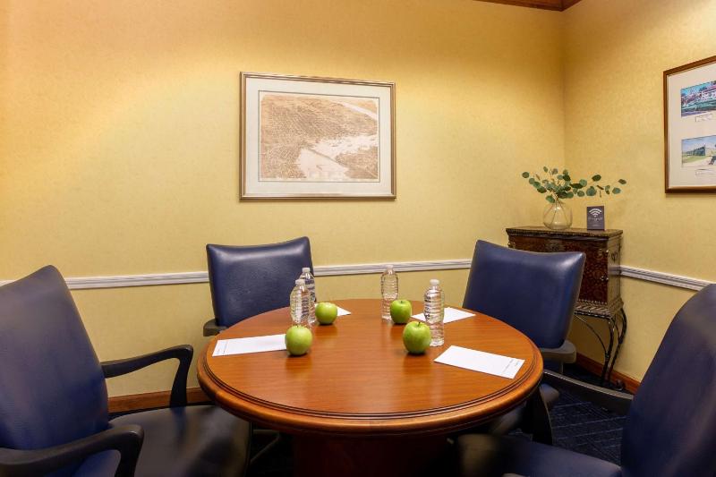 Hampton Inn & Suites by Hilton Jacksonville Deerwood Park - image 10