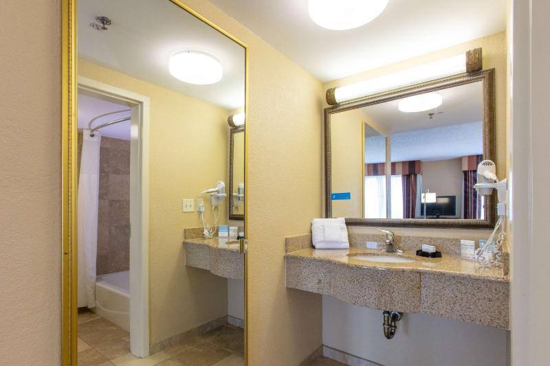 Hampton Inn & Suites Jacksonville-Airport - image 36