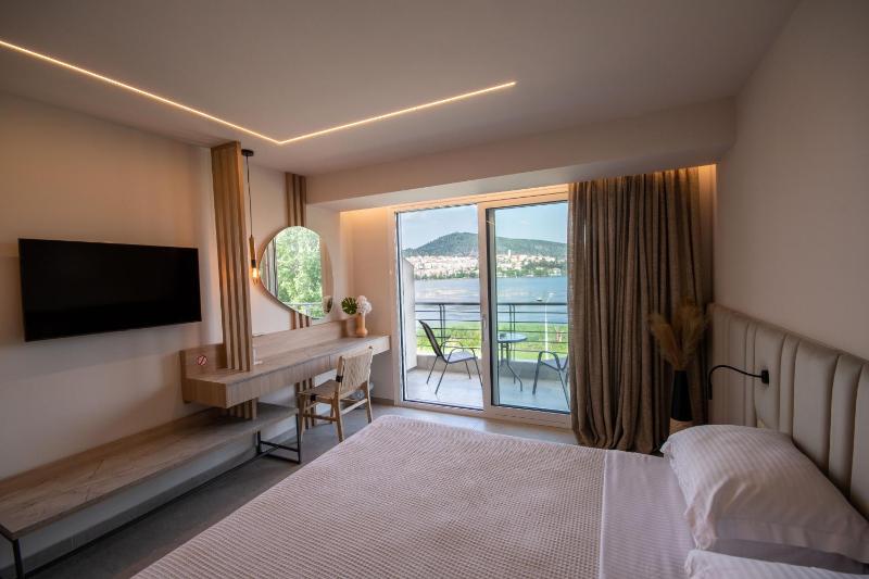 Deluxe Double or Twin Room with Lake View image 1