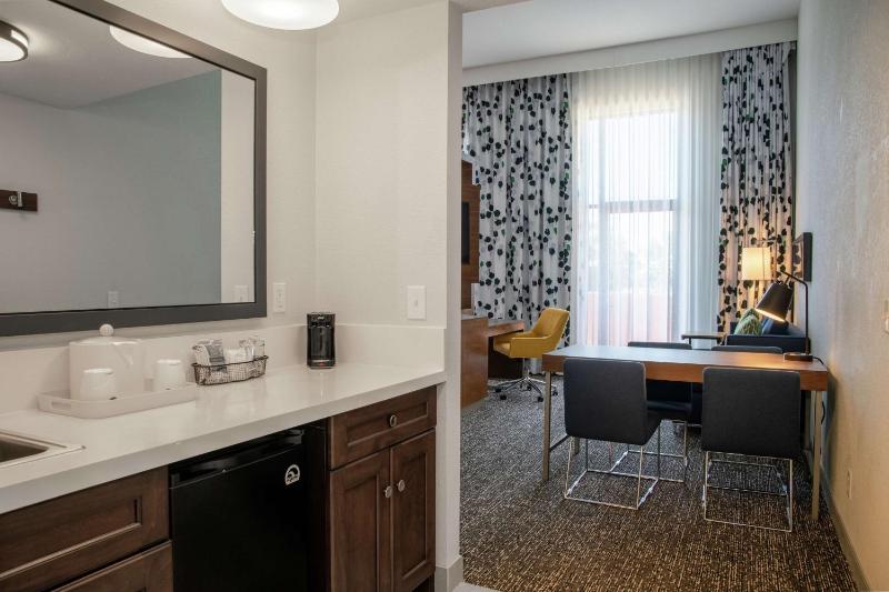 Queen Studio Suite with Two Queen Beds - Non-Smoking image 4
