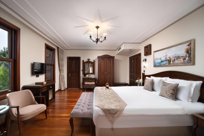 Deluxe Triple Room image 2