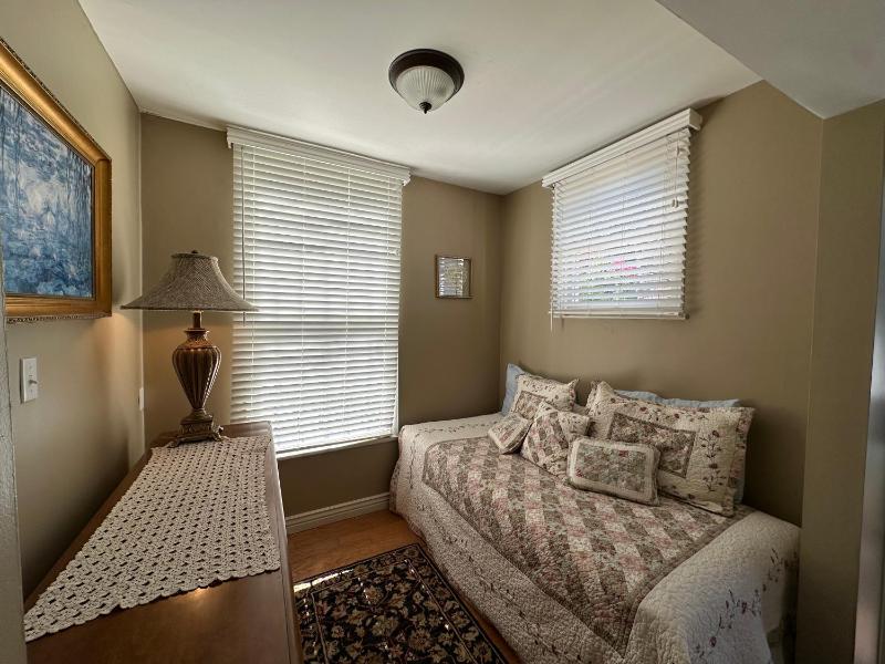 Standard Triple Room image 3
