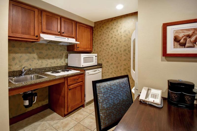 King Studio with Roll-In Shower - Mobility Access/Non-Smoking image 3