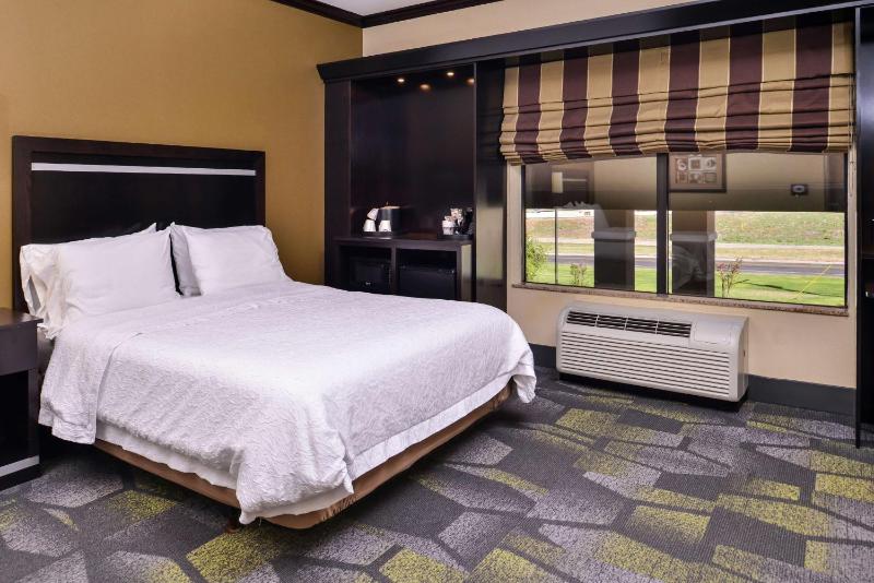 Room with Two Queen Beds - Non-Smoking image 3