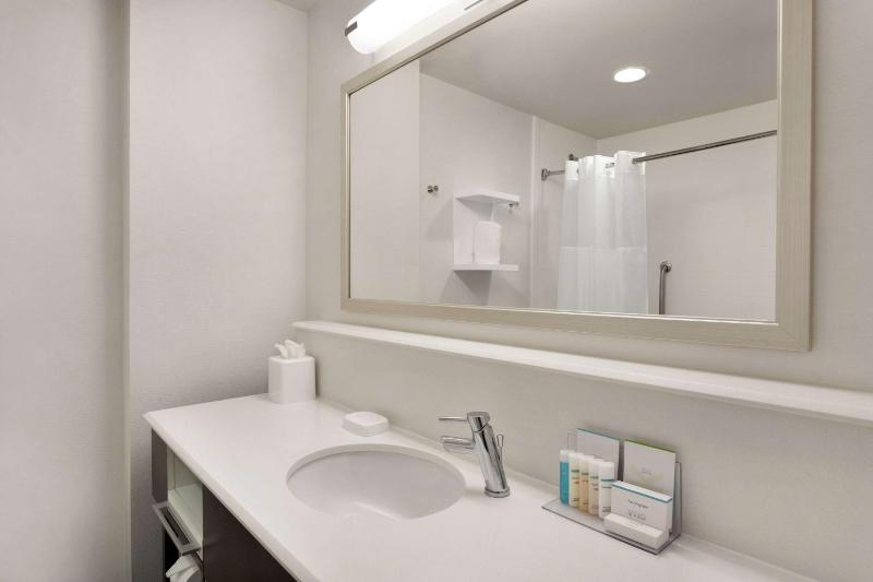 One-Bedroom Queen Suite with Two Queen Beds - Non-Smoking image 2