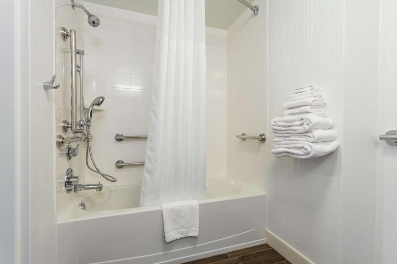 King Room with Tub - Mobility Access/Non-Smoking image 2