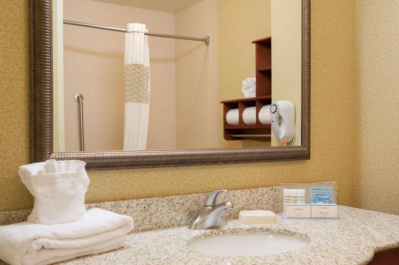 Queen Room with Two Queen Beds - Mobility and Hearing Access/Non-Smoking image 2