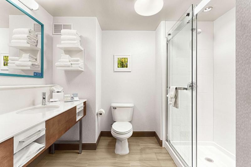 Studio Suite with Queen Bed - Shower Only/Nonsmoking image 1