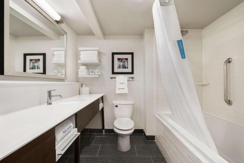 King Suite with Spa Bath - Non-Smoking image 2