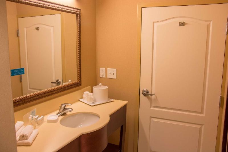 Room with Two Queen Beds - Non-Smoking image 3