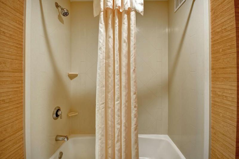 One-Bedroom Queen Suite with Two Queen Beds - Non-Smoking image 4