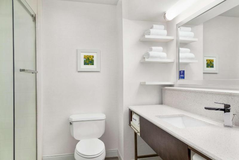 King Room with King Bed - Non-Smoking image 3