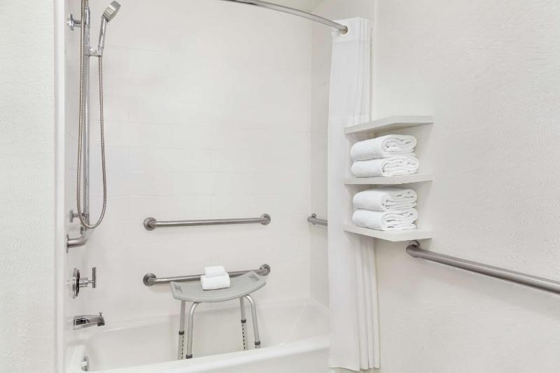 Queen Room with Two Queen Beds - Mobility Access/Non-Smoking image 2