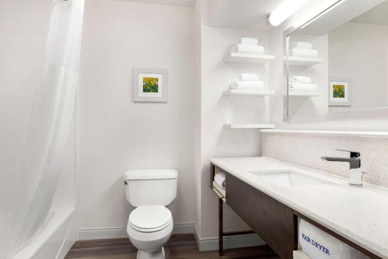 Room with Two Queen Beds - Non-Smoking image 3