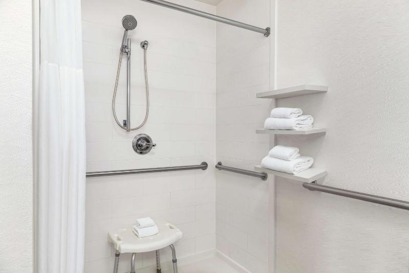 King Room with Roll-In Shower - Mobility Access/Non-Smoking image 4