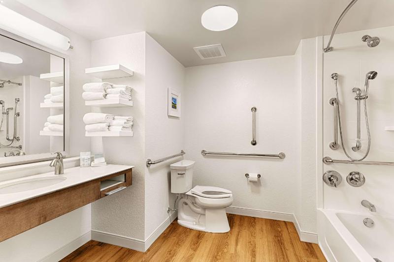 Queen Room with Two Queen Beds - Mobility and Hearing Access/Non-Smoking image 2