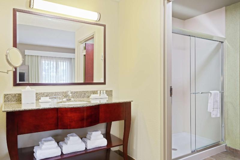 King Studio with Kitchenette - Non-Smoking image 2