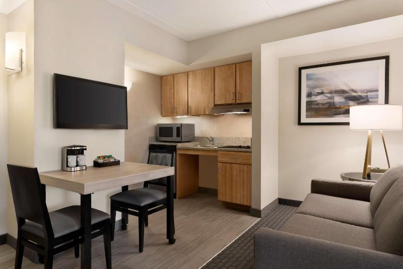 King Suite with Roll-In Shower - Mobility and Hearing Access/Non-Smoking image 4