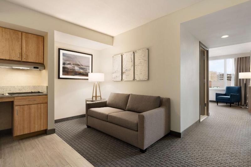 King Suite with Roll-In Shower - Mobility and Hearing Access/Non-Smoking image 3