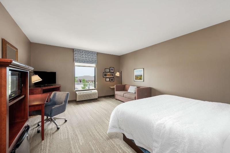 King Room with Sofa Bed - Non-Smoking image 3
