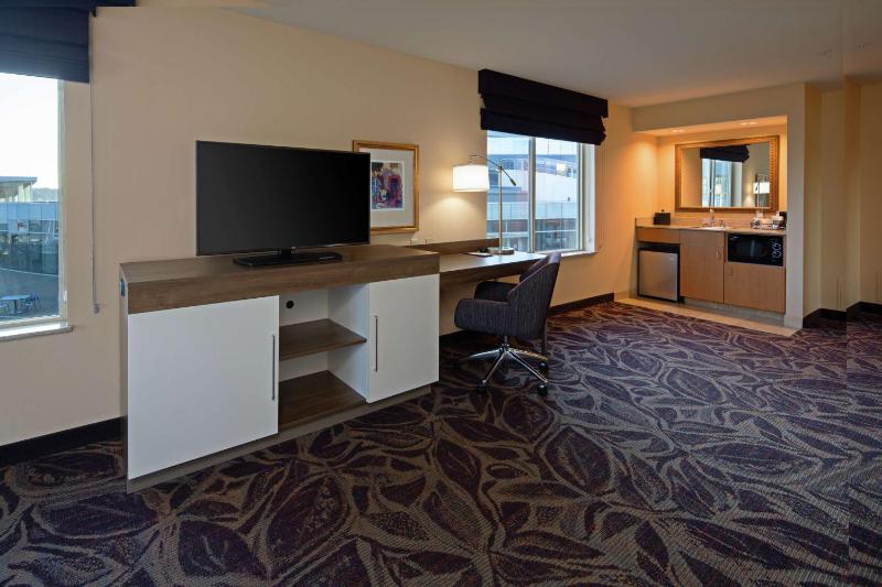 King Suite with Soaking Tub and Waterfront - Non-Smoking image 4