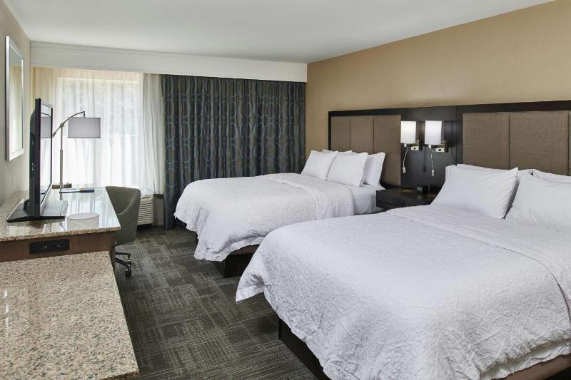 Queen Room with Two Queen Beds - Mobility Access/Non-Smoking image 3