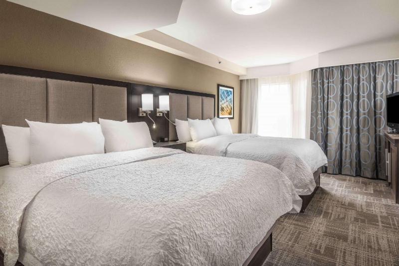 Queen Room with Two Queen Beds - Mobility Access/Non-Smoking image 4