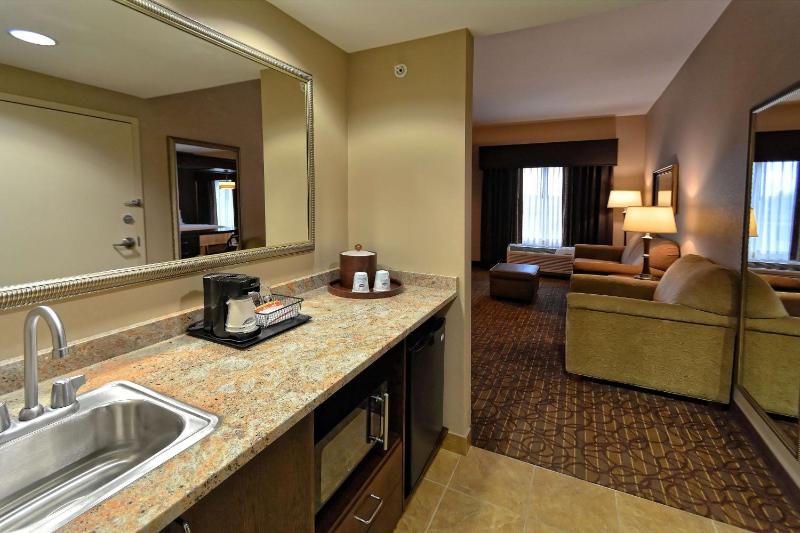 Queen Studio Suite with Two Queen Beds - Non-Smoking image 2
