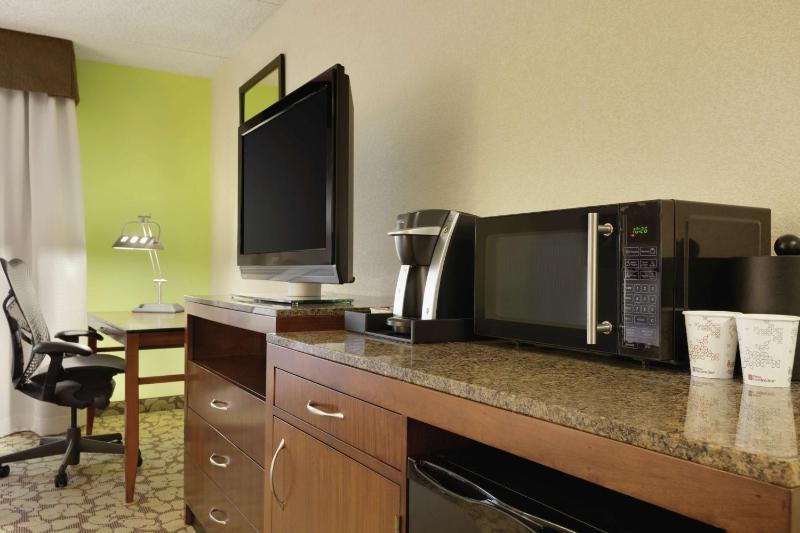 Queen Suite with Bathtub - Mobility Access/Non-Smoking image 4