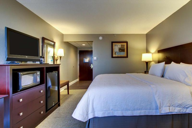 King Room with King Bed - Non-Smoking image 3