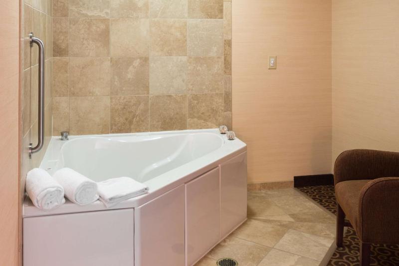 King Study Room with Whirlpool - Non-Smoking image 3