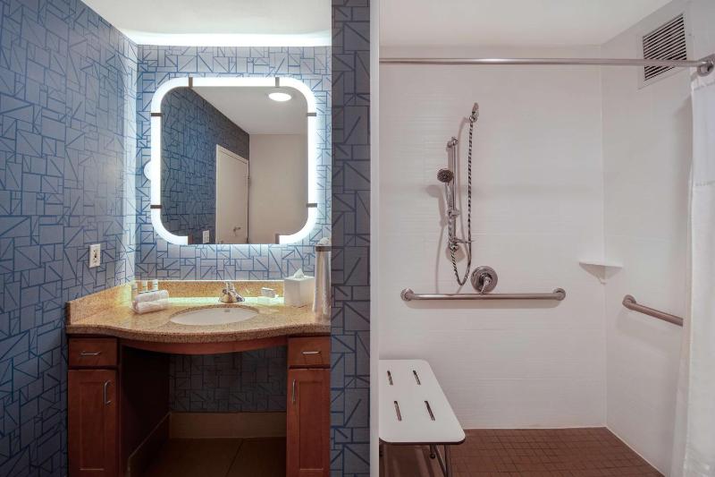 Queen Room- Disability Access/Hearing Accessible  image 3