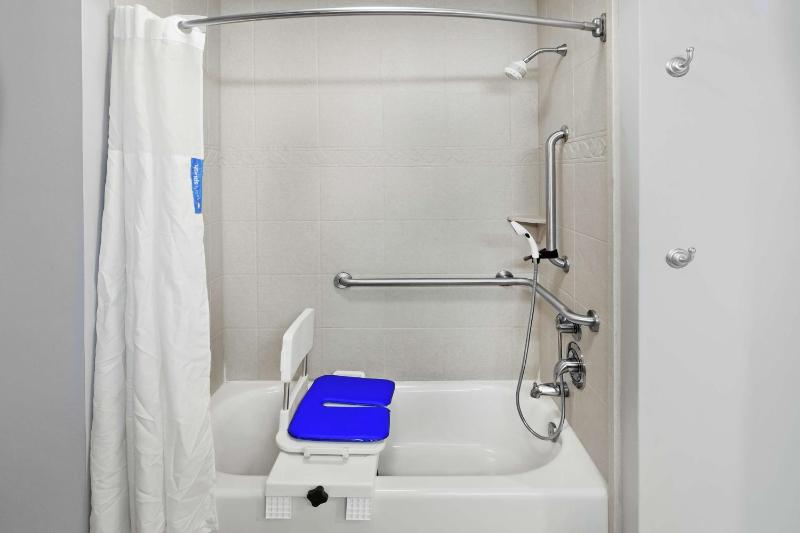 Queen Room with Two Queen Beds - Mobility Access/Non-Smoking image 2
