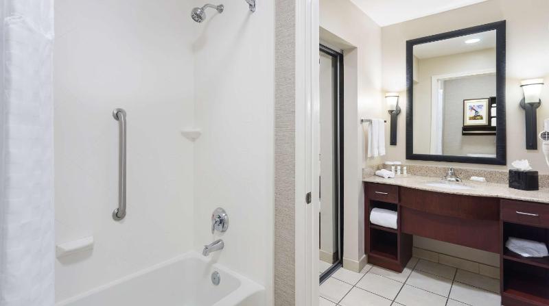 Two Bedroom Suite with One King and Two Queen Beds - Non-Smoking image 4