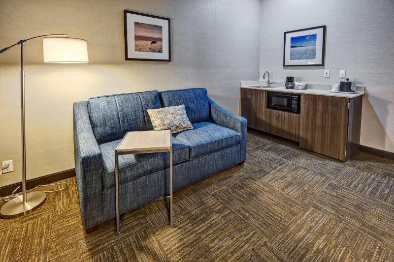Queen Room with Two Queen Beds and Sofa Bed - Non-Smoking image 4