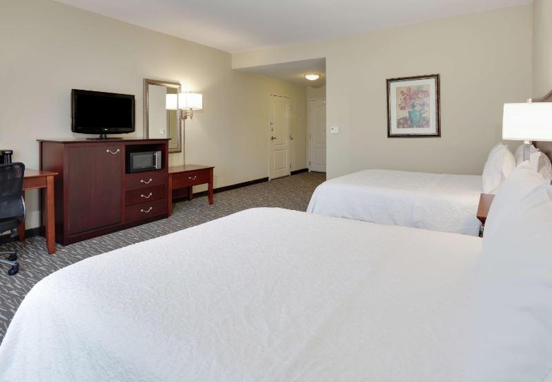 Queen Room with Two Queen Beds - Mobility Access/Non-Smoking image 4