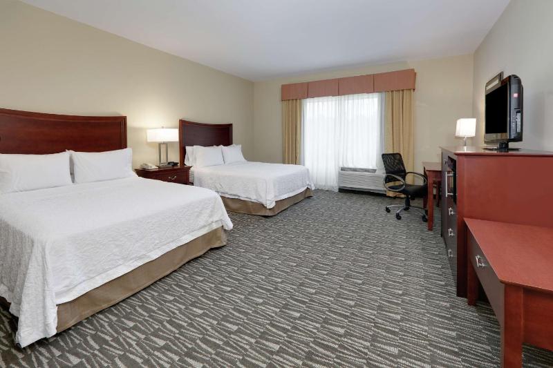 Queen Room with Two Queen Beds - Mobility Access/Non-Smoking image 3