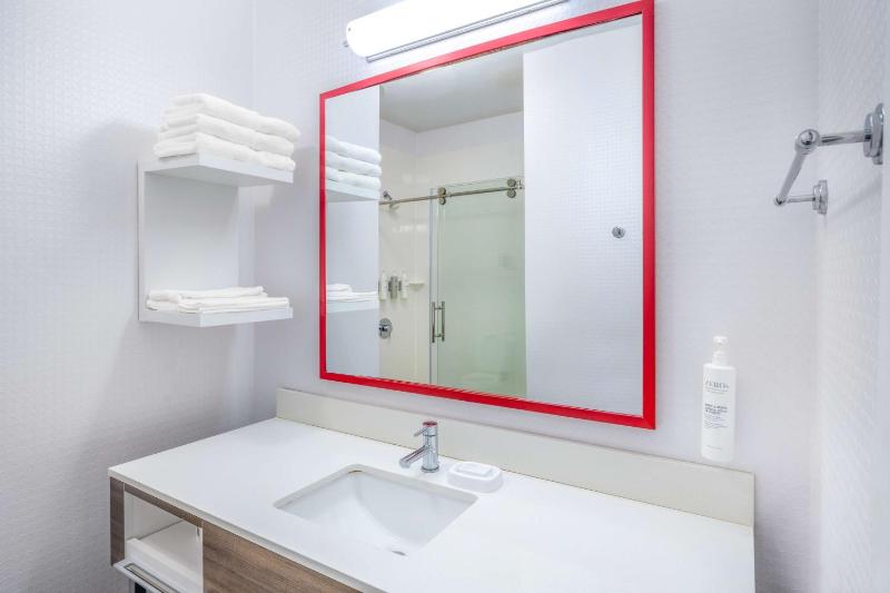 King Suite with Whirlpool - Non-Smoking image 2