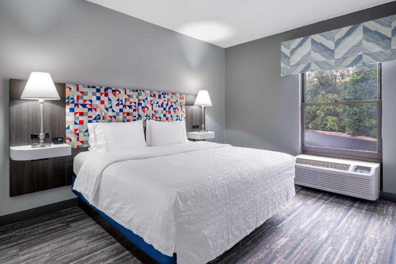 King Suite with Whirlpool - Non-Smoking image 4