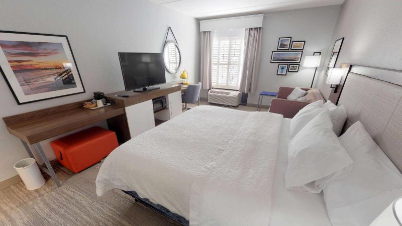 Deluxe King Room with Sofa Bed - Non-Smoking image 4