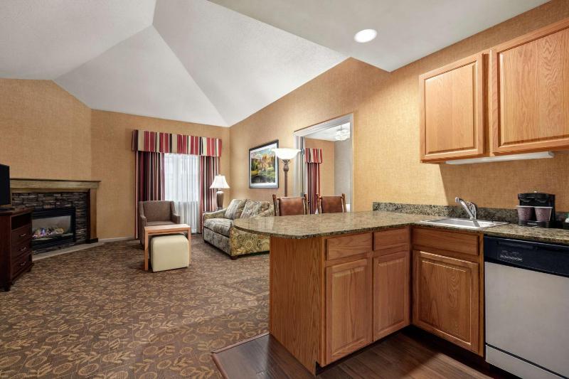 Deluxe King Suite - Non-Smoking image 3