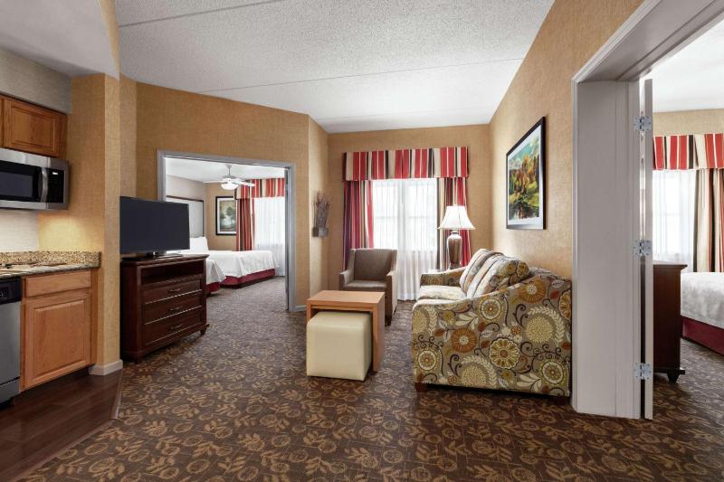 Two-Bedroom Suite with One King and Two Queen Beds - Non-Smoking image 3