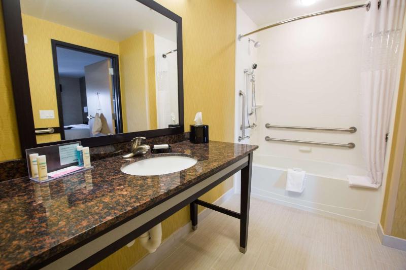 Studio with Two Queen Beds and Bath Tub - Mobility and Hearing Access/Non-Smoking image 2