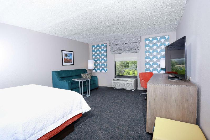King Room with Sofa Bed and Study - Non-Smoking image 4